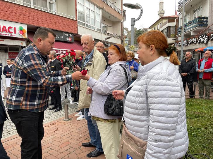 Rus turistler, patlamada hayatını kaybeden madencileri andı G4