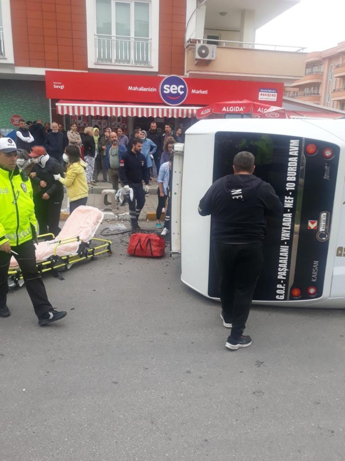 Balıkesir'de yolcu minib&uuml;s&uuml; ile otomobil &ccedil;arpıştı, 9 kişi yaralandı