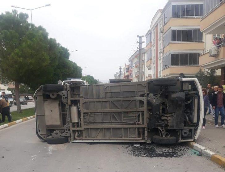 Balıkesir'de yolcu minibüsü ile otomobil çarpıştı, 9 kişi yaralandı G3