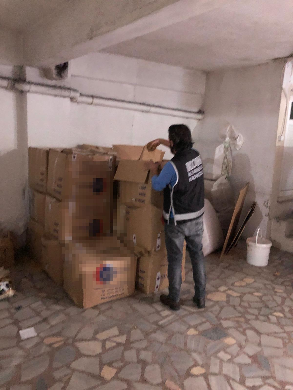 İstanbul'da ka&ccedil;ak t&uuml;t&uuml;n ve makaron operasyonunda 2 zanlı tutuklandı