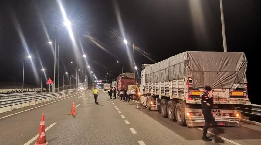 Kahramanmaraş'ta tırın patlayan lastiğini değiştirenlere otomobil çarptı