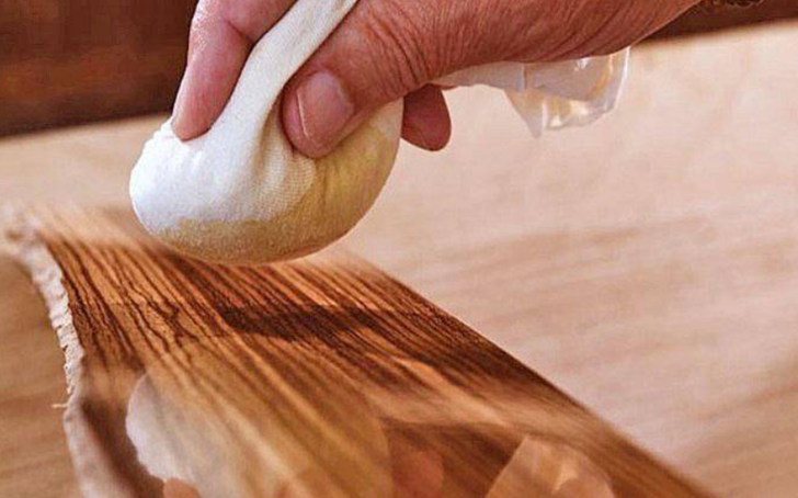 MAT YÜZEYLERİ PARLATMAK İÇİN ZEYTİNYAĞI VE SİRKE  