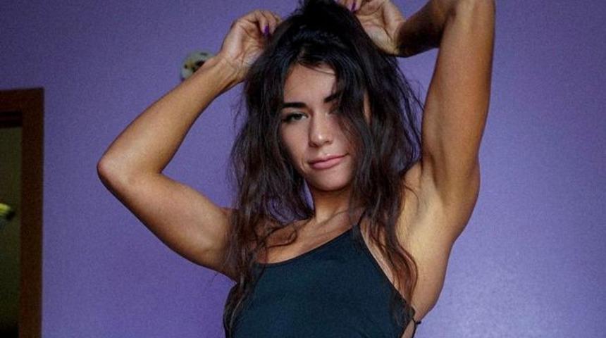 Sosyal medyadaki seksi paylaşımları yüzünden spor salonundan kovulmuştu! Mini şortuyla geri göndü