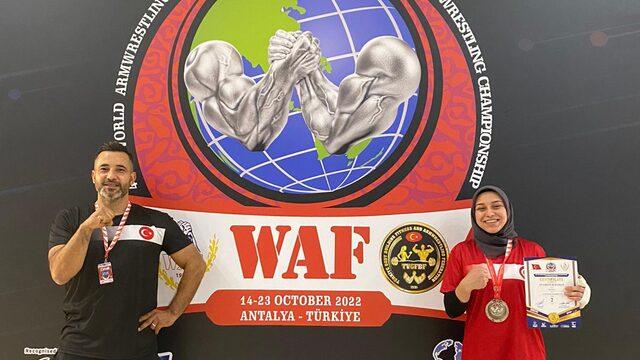 Parmağı kırılan milli sporcu Dünya Bilek Güreşi Şampiyonası'nda altın madalyayı kaçırdı
