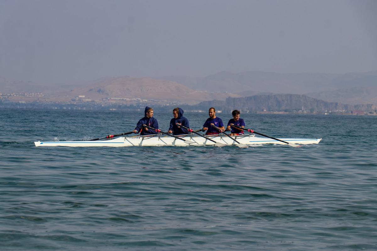 &Uuml;niversiteli k&uuml;rek&ccedil;iler Van G&ouml;l&uuml;'nde yarıştı