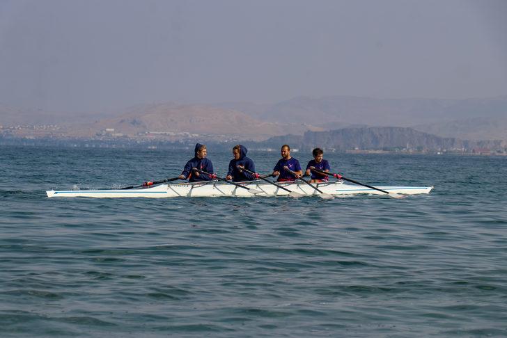 Üniversiteli kürekçiler Van Gölü'nde yarıştı G1