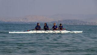 Üniversiteli kürekçiler Van Gölü'nde yarıştı