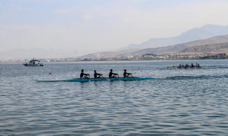 Üniversiteli kürekçiler Van Gölü'nde yarıştı G3
