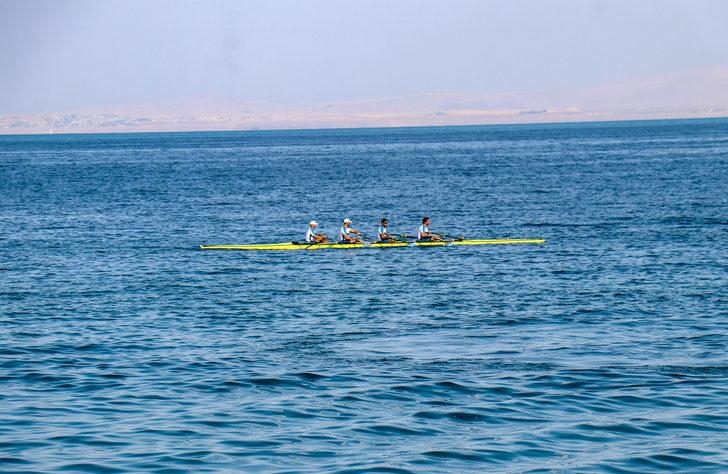 Üniversiteli kürekçiler Van Gölü'nde yarıştı G4