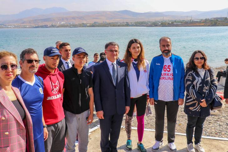 Üniversiteli kürekçiler Van Gölü'nde yarıştı G5
