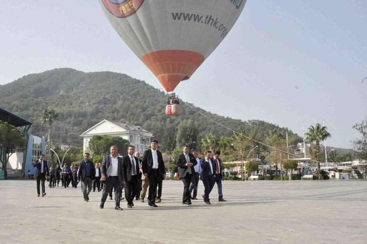 Fethiye'de muhtarlar ilk defa sıcak hava balonuna bindi G3