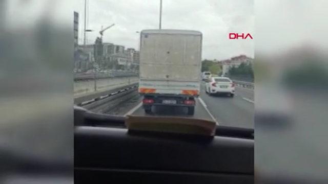 Bebeği hastaneye yetiştirmeye çalışıyorlardı! Ambulansın korna ve siren çalmasına aldırmada