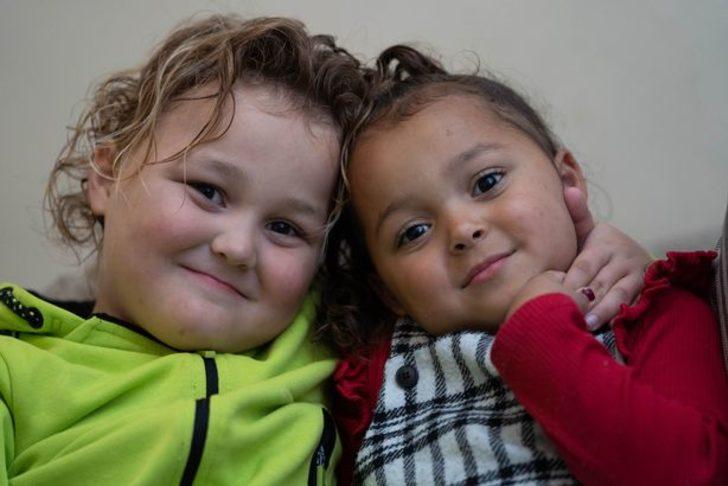 Doktorlar bile görünce şok geçirdi! İkiz çocukları farklı ten renklerinde doğdu... “İki rahmim olduğu için...” G3