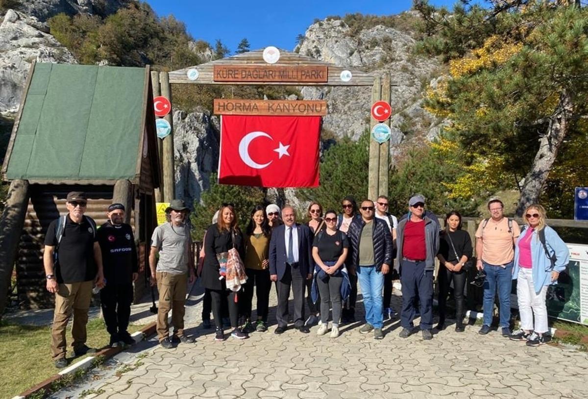 Fransız turizmciler kanyonları ile &uuml;nl&uuml; Pınarbaşı il&ccedil;esini gezdi