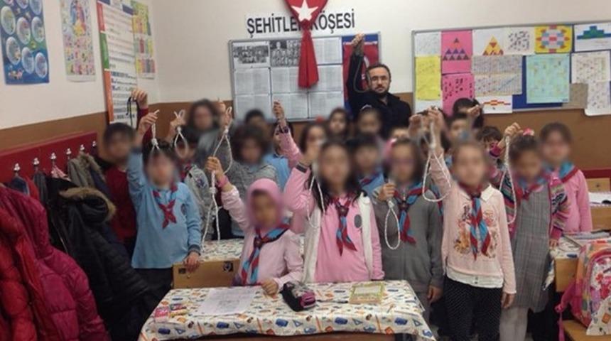 İHH'cı &ouml;ğretmen &ccedil;ocukların eline idam ipi vererek fotoğraf &ccedil;ektirdi