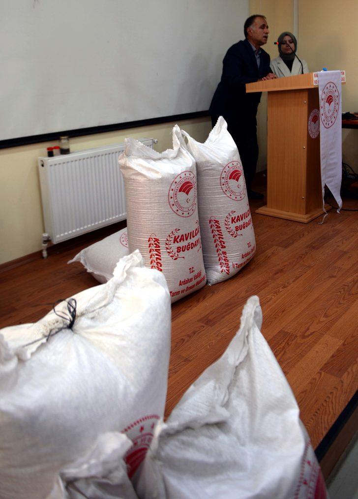 Ardahan'da 50 ton kavılca tohumu ile 390 arı kovanı dağıtıldı G1