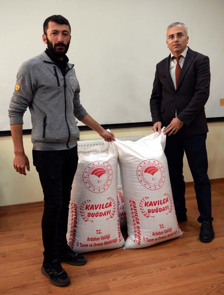 Ardahan'da 50 ton kavılca tohumu ile 390 arı kovanı dağıtıldı G2