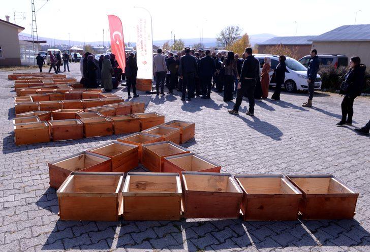 Ardahan'da 50 ton kavılca tohumu ile 390 arı kovanı dağıtıldı G4