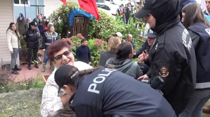 Yer: Zonguldak! Yıkıma engel olmak istedi, polis memuru el öperek ikna etti