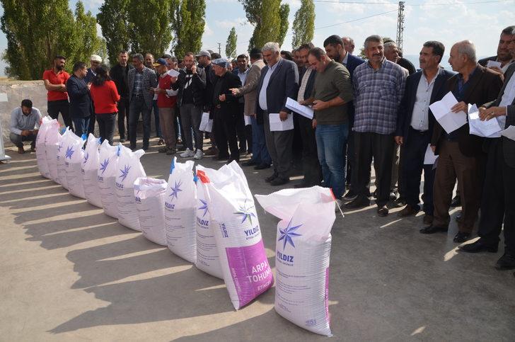Muş'ta 320 çiftçiye 645 ton 802 kilogram sertifikalı tohum dağıtıldı G2