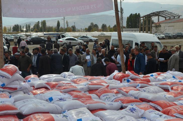 Muş'ta 320 çiftçiye 645 ton 802 kilogram sertifikalı tohum dağıtıldı G3