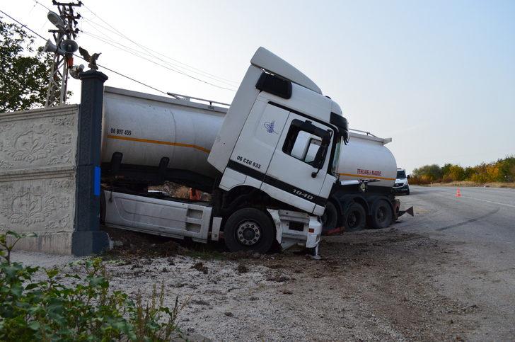 Çankırı'da arıza yapan akaryakıt tankeri sürücüsüz 100 metre geriye seyrederek yoldan çıktı G2