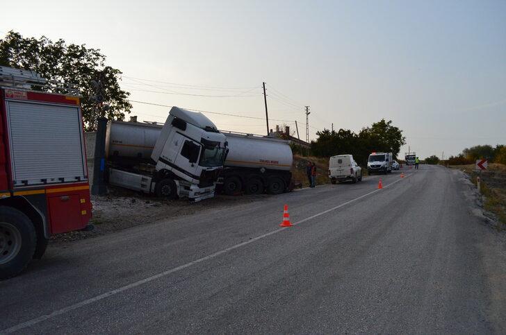 Çankırı'da arıza yapan akaryakıt tankeri sürücüsüz 100 metre geriye seyrederek yoldan çıktı G3