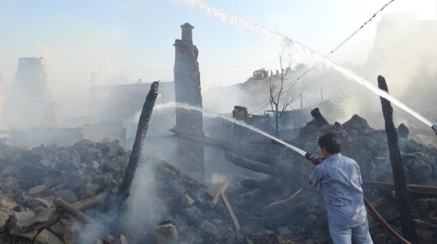 K&uuml;tahya'daki yangında 6 ev k&uuml;l oldu