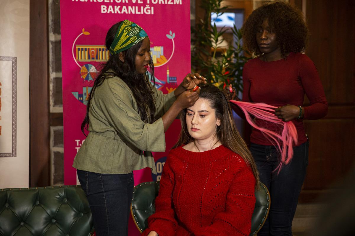 Başkentteki Afrika K&uuml;lt&uuml;r Evi'nde Afrika sa&ccedil; &ouml;rg&uuml;s&uuml; tanıtıldı