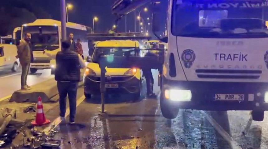 İstanbul'da eşine az rastlanır kaza! Arabanın motoru fırlayarak yolun ortasına düştü