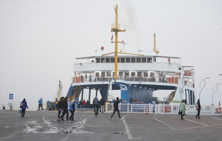 Çanakkale Boğazı sisin etkisini yitirmesiyle gemi geçişlerine açıldı G2