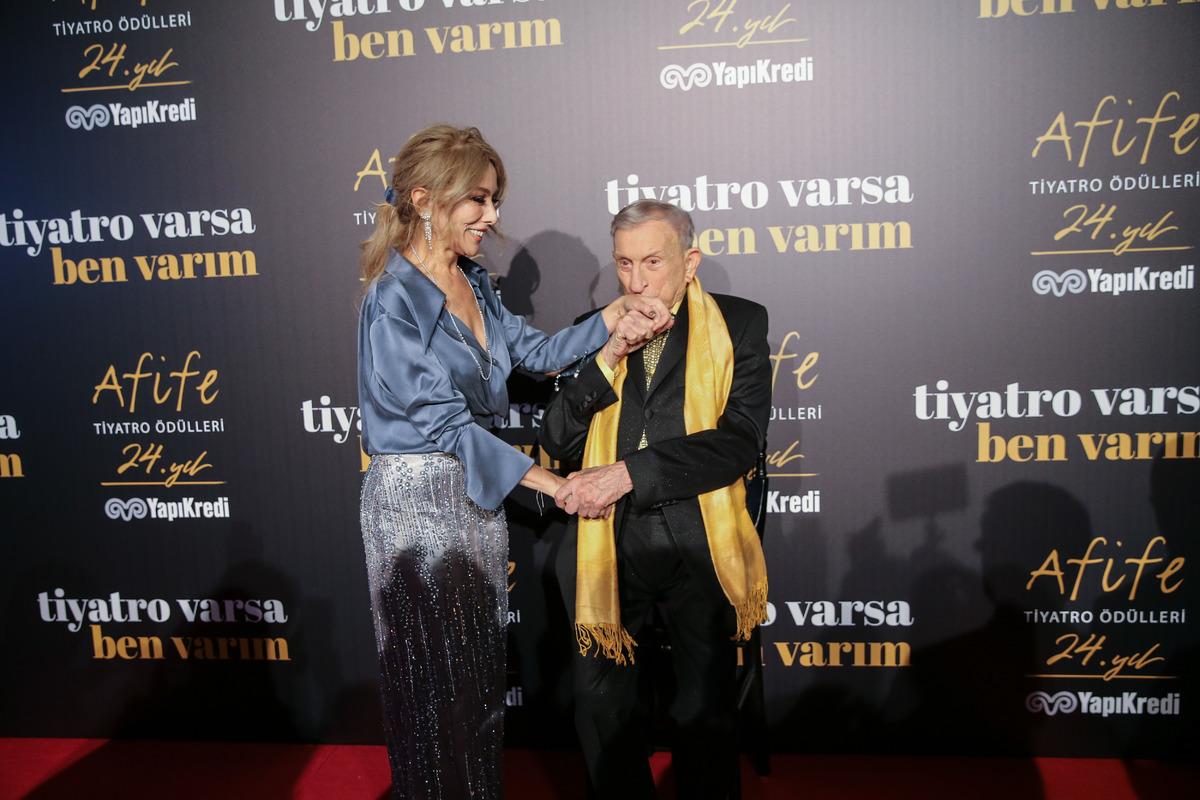 "24. Yapı Kredi Afife Tiyatro &Ouml;d&uuml;lleri" sahiplerini buldu