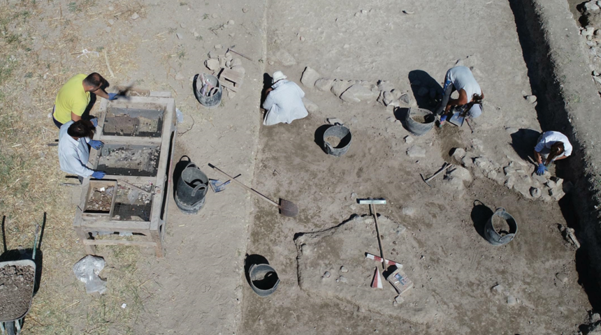 Ulucak Höyüğü'ndeki avluda insan figürleri bulundu! 'Büyüsel niteliklere sahip'