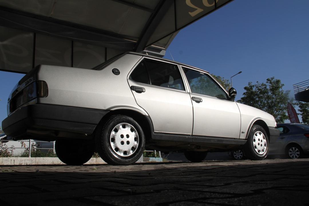 2000 model aracını g&ouml;z&uuml;nden bile sakınıyor! Kilometre yazmasın diye &ccedil;ekici ile taşıdı: B&ouml;yle bir ara&ccedil; insanın eline kolay kolay ge&ccedil;mez