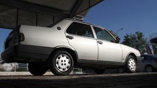 2000 model aracını gözünden bile sakınıyor! Kilometre yazmasın diye çekici ile taşıdı: Böyle bir araç insanın eline kolay kolay geçmez