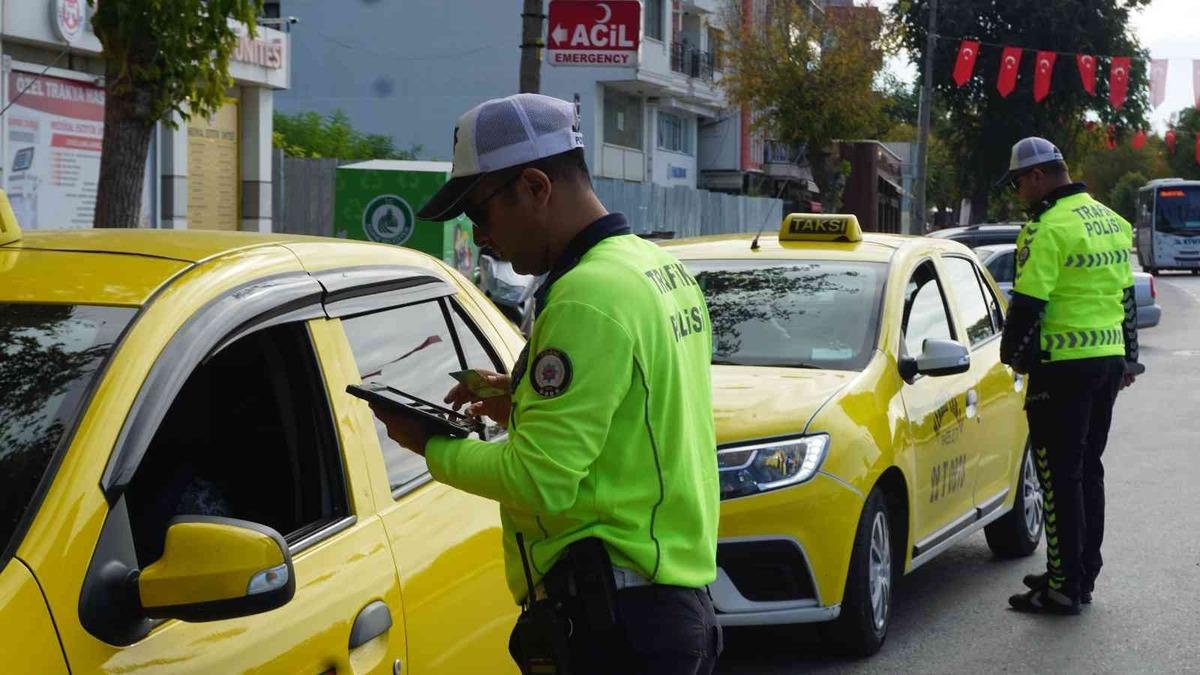 Edirne&rsquo;de ticari taksi s&uuml;r&uuml;c&uuml;lerine ceza yağdı