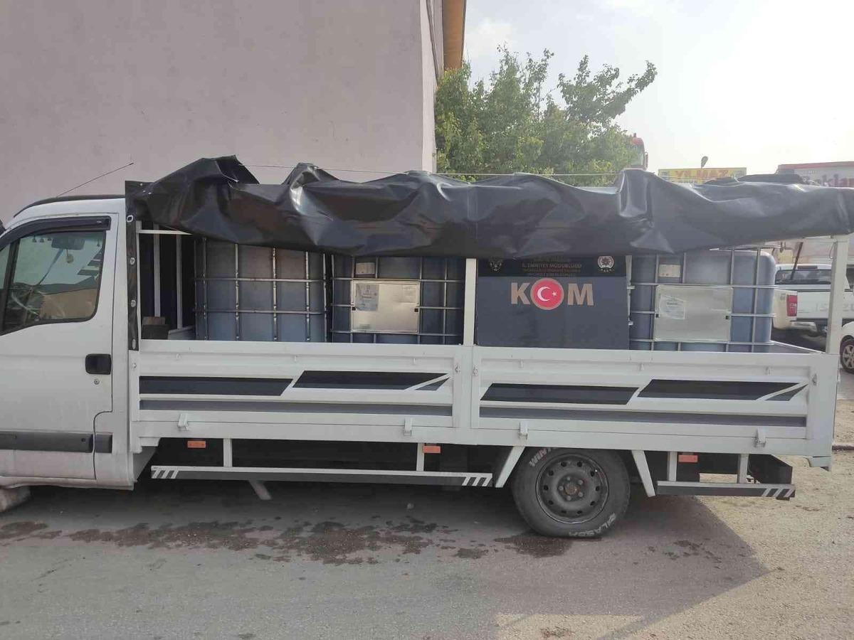 Kargo kutusundan ka&ccedil;ak nargile t&uuml;t&uuml;n&uuml;, plastik varillerden ka&ccedil;ak akaryakıt &ccedil;ıktı