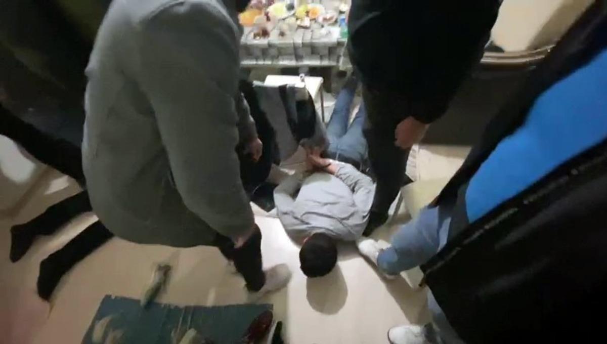 Sancaktepe&rsquo;de uyuşturucu ticareti yapan şahıs evinde kıskıvrak yakalandı