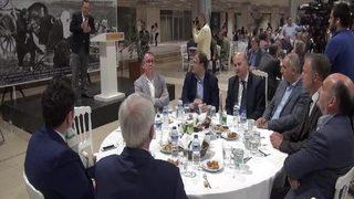 Bakan'ın gözleri önünde kürsüye yığıldı