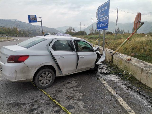 Sivas'ta refüje çarpan otomobilin sürücüsü öldü