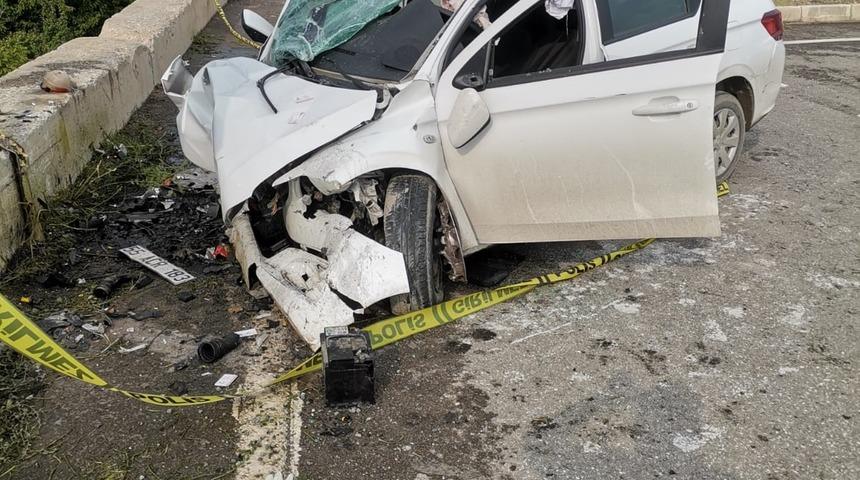Sivas'ta refüje çarpan otomobilin sürücüsü öldü