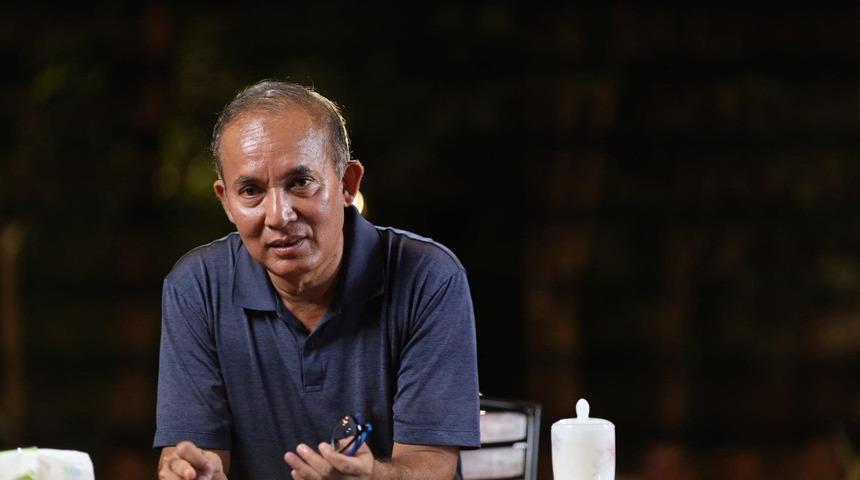 ''Omuriliğimdeki kara delikten mesaj var'' dedi! Kıyamet seli geliyor diye on binlerce insanı evine topladı