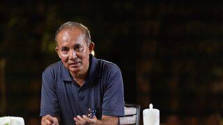 ''Omuriliğimdeki kara delikten mesaj var'' dedi! Kıyamet seli geliyor diye on binlerce insanı evine topladı