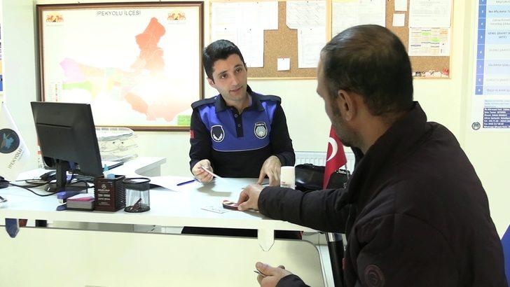 Van'da zabıta ekiplerinin bulduğu çanta ve para sahibine teslim edildi G1