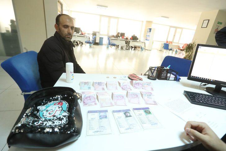 Van'da zabıta ekiplerinin bulduğu çanta ve para sahibine teslim edildi G3