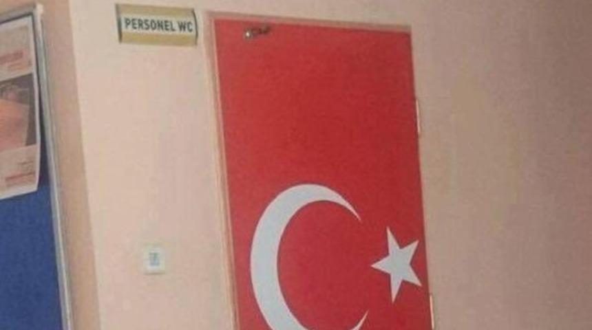 T&uuml;rk Bayraklı lavabo kapısına soruşturma
