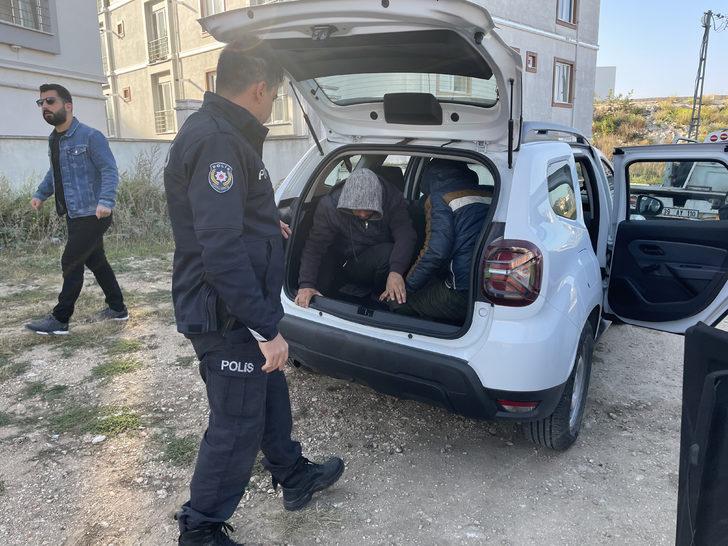 Kırklareli'nde polisten kaçan araçta 7 düzensiz göçmen yakalandı G5