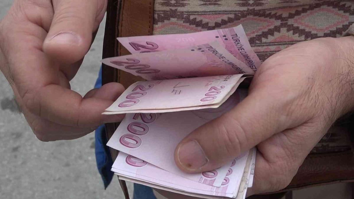 &Ccedil;aresiz kaldı, &ccedil;aresiz bırakmadı: Yolda bulduğu para dolu &ccedil;antayı karakola teslim etti
