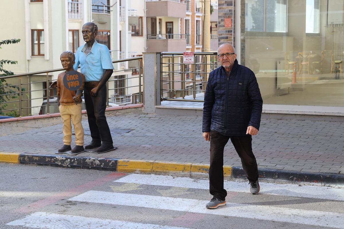 Keşanlı Şadan Amca'nın trafikteki duyarlılığı heykelle &ouml;l&uuml;ms&uuml;zleştirildi