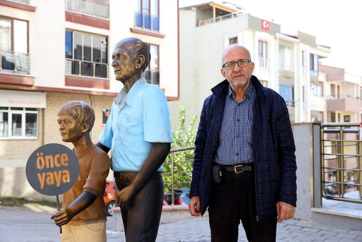 Keşanlı Şadan Amca'nın trafikteki duyarlılığı heykelle ölümsüzleştirildi G3